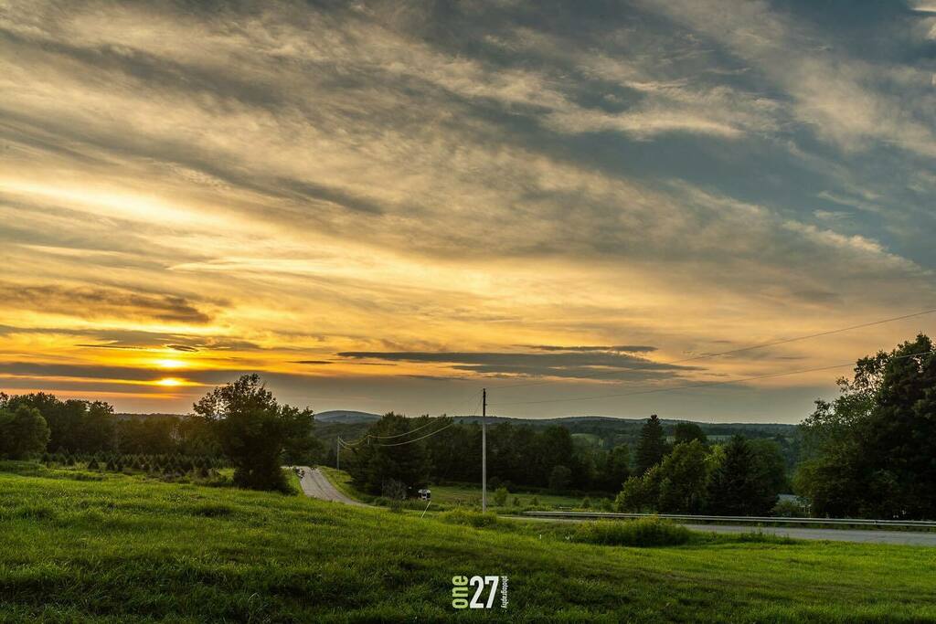 one27photo's tweet photo. Another #Vermont #sunset
•
•
•
#backroads #naturalvermont #naturalnewengland #landscapephotography #landscapelovers #cloudscape #landscape_captures #vermontphotography #hardwickvt #one27photo https://t.co/MtbXj3xzko https://t.co/9GnwLX2pHH