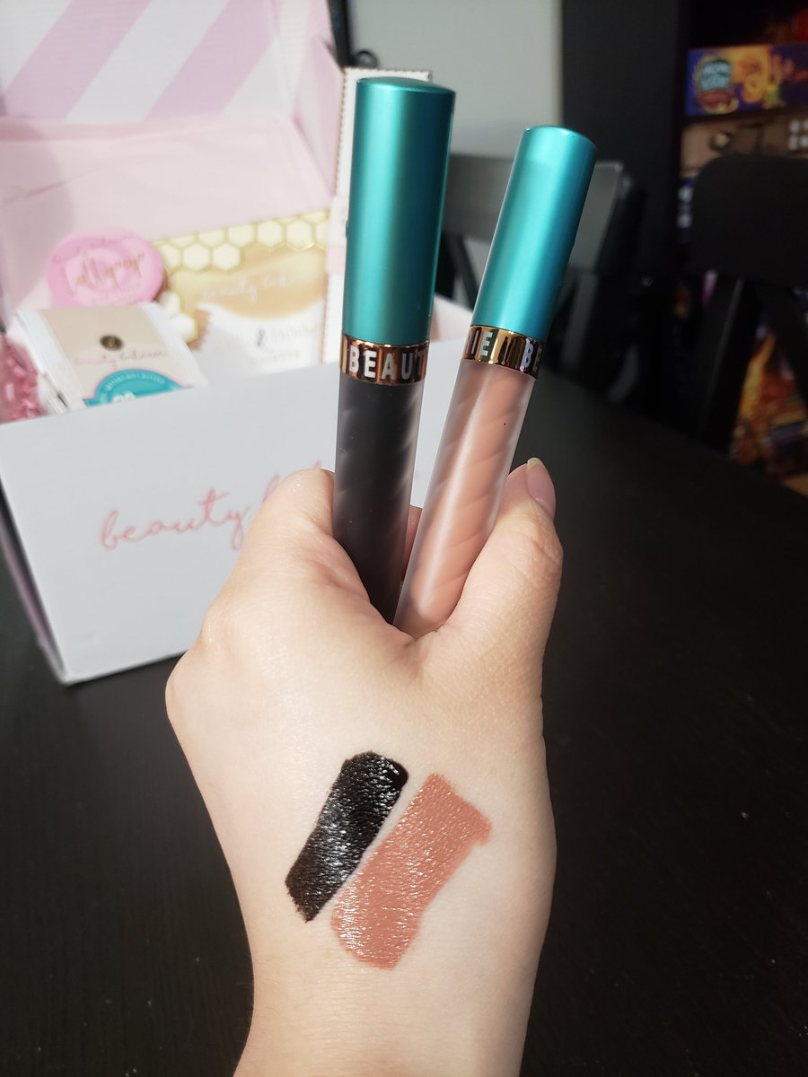 vickybunnyangel's tweet photo. New makeup day is a good day! This is the most impressive packaging I have seen yet from a makeup company. It cheers you right up! Thanks https://t.co/6l87j7QHWi #caughtcakin https://t.co/SzkvmOWBtX