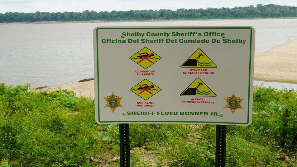 ShelbyTNSheriff's tweet photo. SCSO erects four warning signs today near the Meeman-Shelby Forest State Park boat ramp on the MS River. The signs were put up in response to three drownings in the river in less than a week. The signs were produced by @ShelbyTNSheriff w/translation assistance from Latino Memphis https://t.co/oCxGcTfxv0