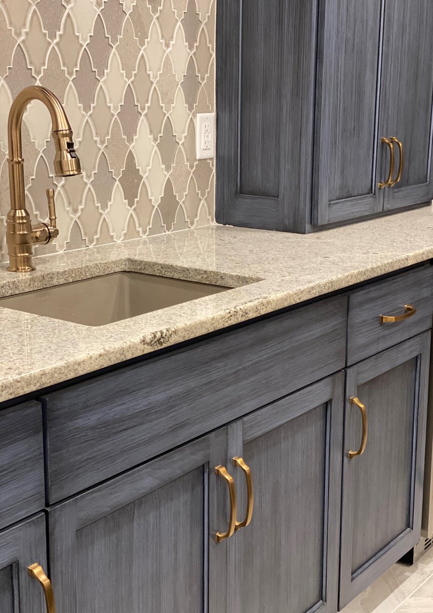 WillisKlein's tweet photo. This stylish bar sure has us ready for happy hour! How about you? 🥂

Featuring: @deltafaucet Broderick Bar Faucet in Champagne Bronze
@blancoamerica Sink
Builder: Mason Construction

#kitchendesign #bardesign #custombar #homearama #HappyHour #shopsmall #Louisville https://t.co/SEY1Y9gCOn