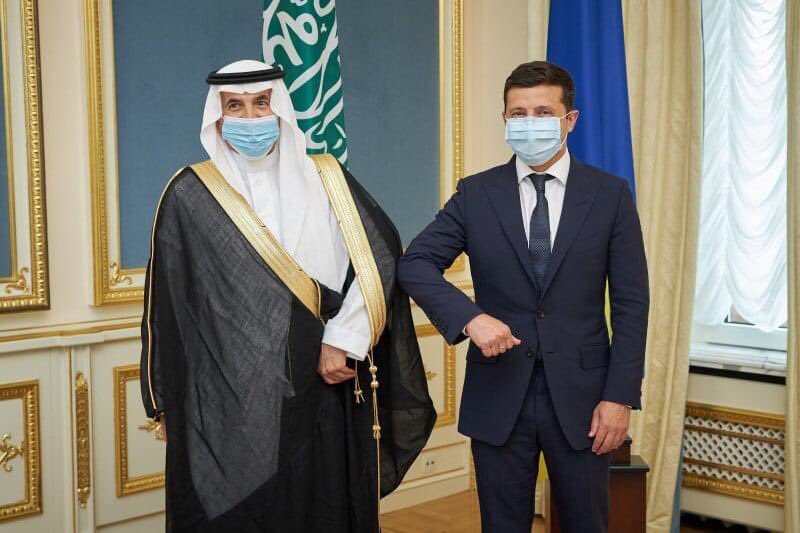 كييف/ #أوكرانيا_بالعربية/ تسلم الرئيس الأوكراني فولوديمير زيلينسكي أوراق اعتماد سعادة سفير المملكة العربية #السعودية <a href="/ksaembassyua/">KSA Embassy Ukraine</a> المعين حديثاً لدى #أوكرانيا محمد بن سليمان المسهر ، وبذلك يباشر سعادته بمهامه الرسمية في البلاد