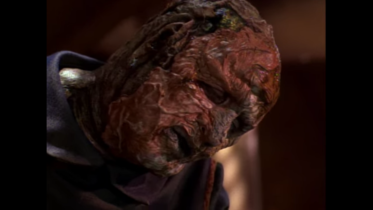 Faces: I remembered this one being about B'Elanna being separated into her Klingon and Human halves, I did *not* remember that the villain murders a redshirt and WEARS HIS FRICKIN' FACE because he thinks Klingon B'Elanna will find it attractive OMG