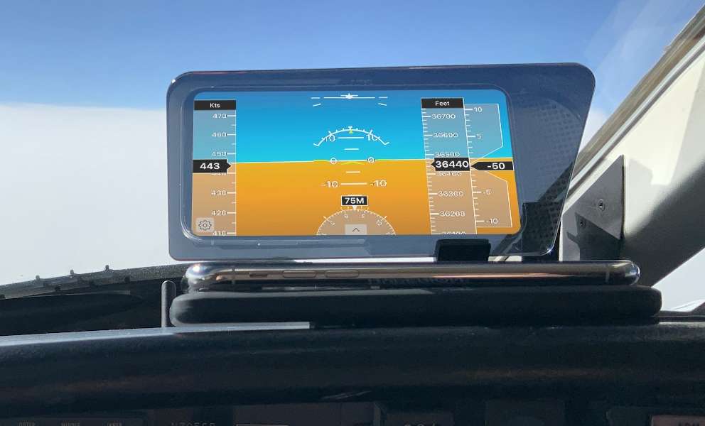 Stratus special ends tomorrow! Get a free cell phone reflector HUD with your purchase of this reliable ADS-B receiver: sportys.com/pilotshop/stra…