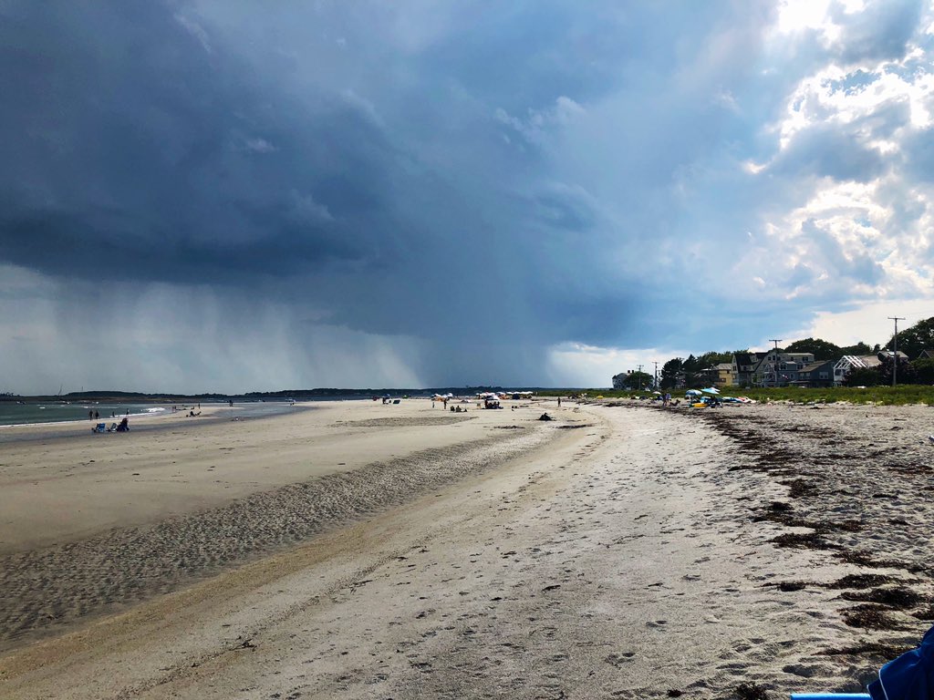 maria_manning4's tweet photo. Dark clouds and a brief rain shower over #GooserocksBeach in #Kennebunkport #Maine #mewx https://t.co/C5mCV3jQVJ