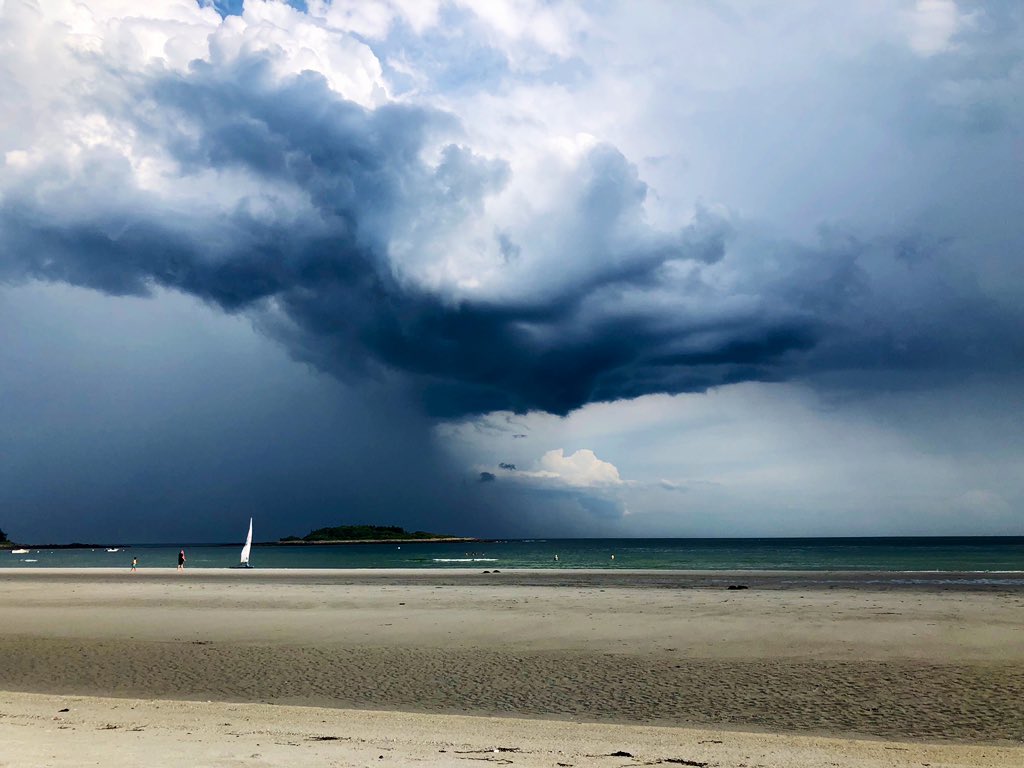 maria_manning4's tweet photo. Dark clouds and a brief rain shower over #GooserocksBeach in #Kennebunkport #Maine #mewx https://t.co/C5mCV3jQVJ