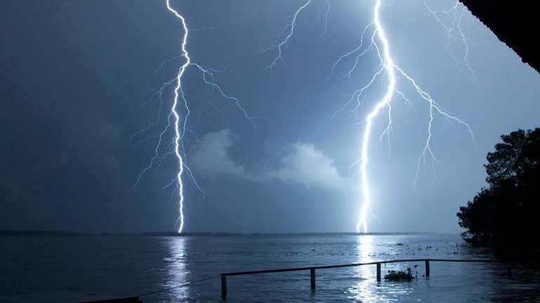 🇻🇪 | El "Relámpago del Catatumbo", es un fenómeno meteorológico que se registra en el estado Zulia, Venezuela. 

El fenómeno puede ocurrir hasta 297 veces al año y durar hasta 10 horas por noche. Esa región fue declarada por la NASA “Capital Mundial de los Relámpagos".