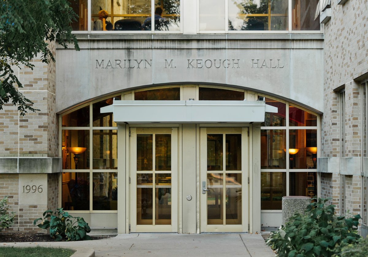 NDAlumni's tweet photo. When it was opened in 1996, Keough Hall was a replacement residence hall when Flanner and Grace became administrative offices. Since then, the Kangaroos have built their own traditions on West Quad, including their annual Chariot Race and Toga Dance. #DormsofND https://t.co/YZUDlGsfjP