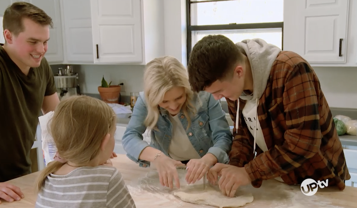 BringingUpBates's tweet photo. Who knew pizza could be so difficult? Does anyone have any pizza making tips out there? 🍕 #BringingUpBates https://t.co/oB8rEoIAHa