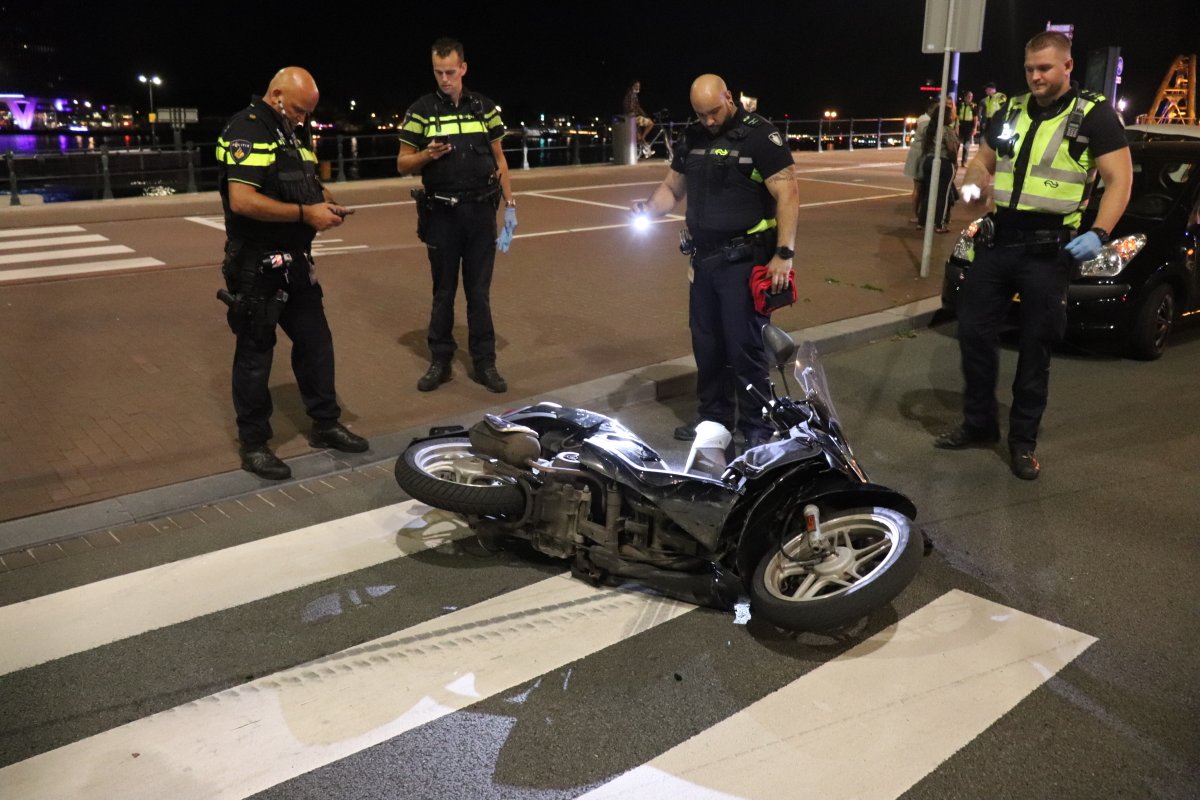 Melding verkeersongeval De Ruijterkade Amsterdam