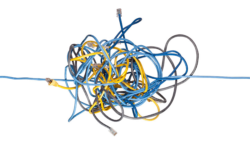 Запутанный клубок проводов. Желтый провод в платах. Провода на столбах. Повреждение изоляции проводов. Куча проводов.