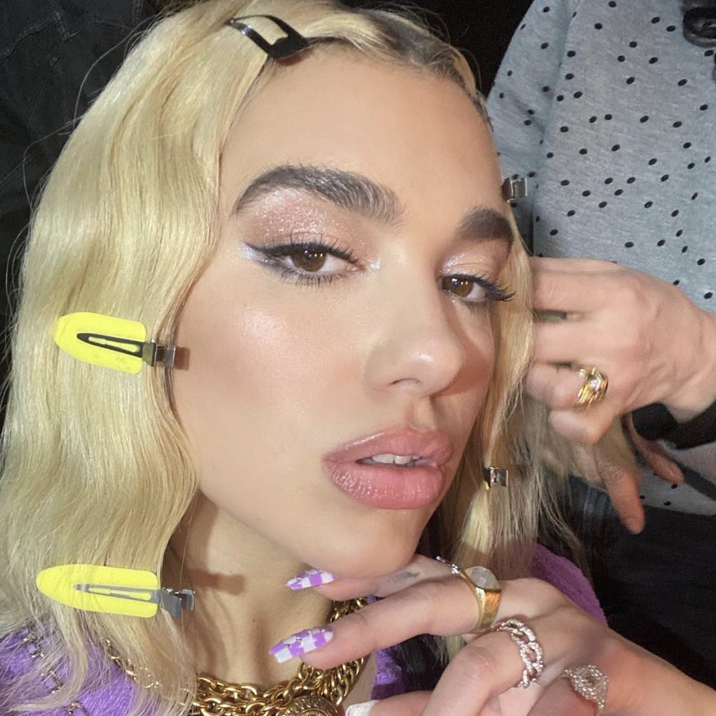 tracklist's tweet photo. Todos concordam que o Harry Styles e Dua Lipa foram os artistas mais injustiçados nesse #VMAs, né? https://t.co/yK2Hvne2yZ