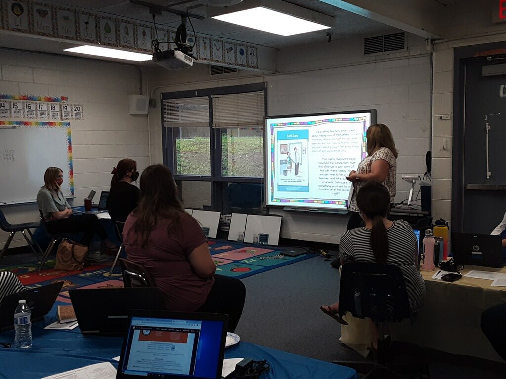 SpotswoodElem's tweet photo. Staff learning today ⁦@SpotswoodElem⁩ about new ways to engage students https://t.co/CZhYFc8g3j