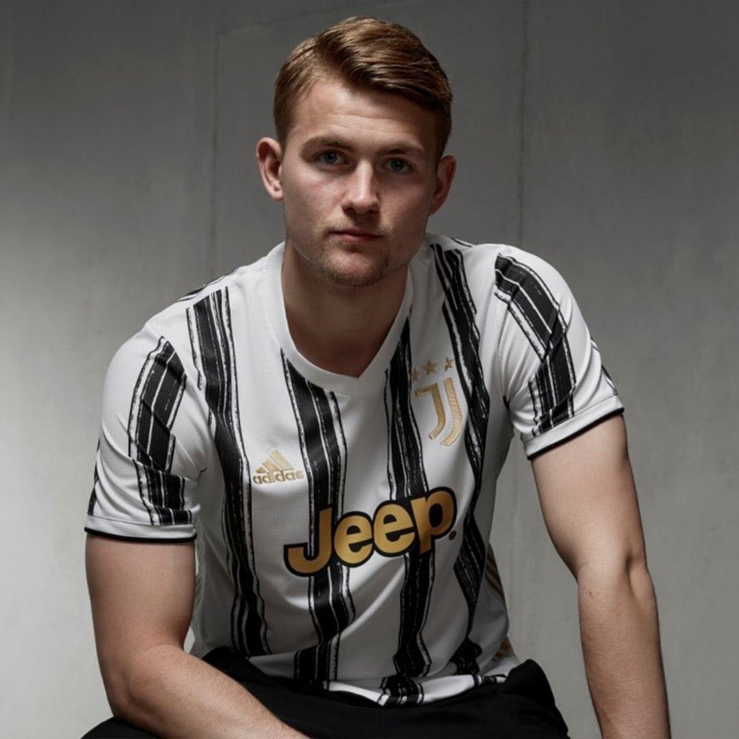 FutWorld_Mx's tweet photo. ¿Les gustó el nuevo Jersey de la Juventus?... ⚪️⚫️😍🔥

#Juventus
#CristianoRonaldo
#Dybala https://t.co/rNxDHtaMTP