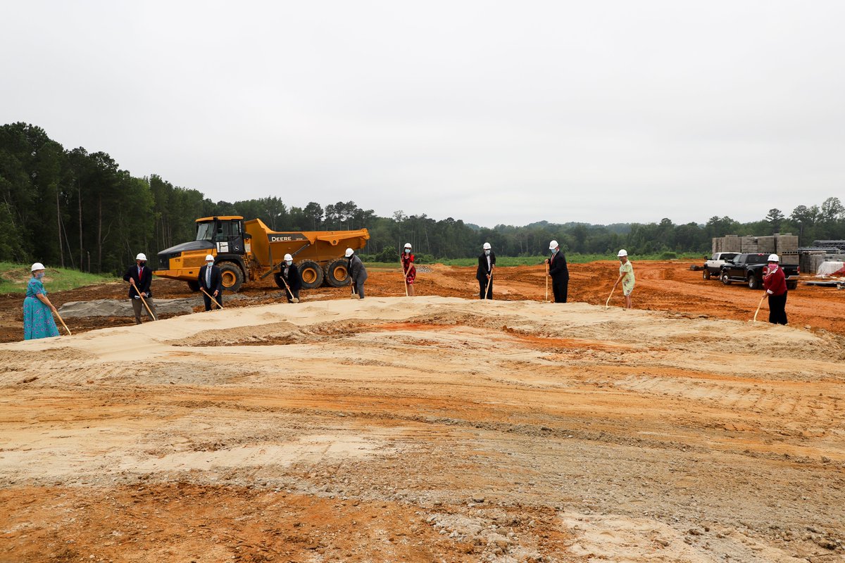 Johnston County Public Schools broke ground on the district’s newest elementary school today.
The school will serve families in the Thanksgiving area once construction is complete, and is scheduled to open in the fall of 2021. bit.ly/ThanksgivingAr…