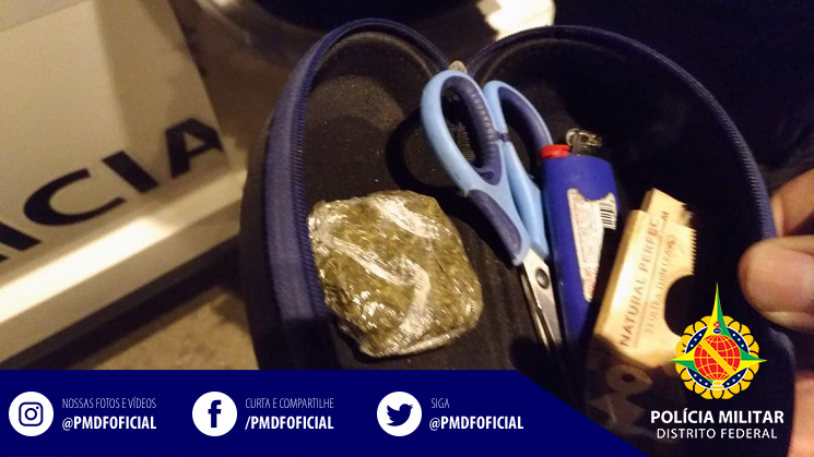 pmdfoficial's tweet photo. #PMDF prende condutor com sintomas de embriaguez e suposto uso de drogas na #EPNB, nesta quinta-feira (30), em seu carro foram encontradas 9 fardas militares e uma porção de maconha. 

Saiba mais: https://t.co/0xdE84UURj

#ServireProteger #muitomaisqueseguranca #policiamento https://t.co/oFCTJTDVJo
