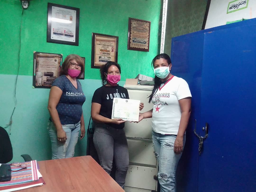 Mcipio Linares Alcántara #Aragua Entregas de Documentos y Titulo De Bachiller a los Representantes de la U.EN. "Creacion Venezuela" en compañía de <a href="/Educa_Aragua/">@educadoresdearagua1</a> <a href="/NicolasMaduro/">Nicolás Maduro</a> @psuvaristobulo 
#VenezuelaProtegida
@MPPEDUCACION
<a href="/RosangelaOrozco/">Rosangela Orozco</a>