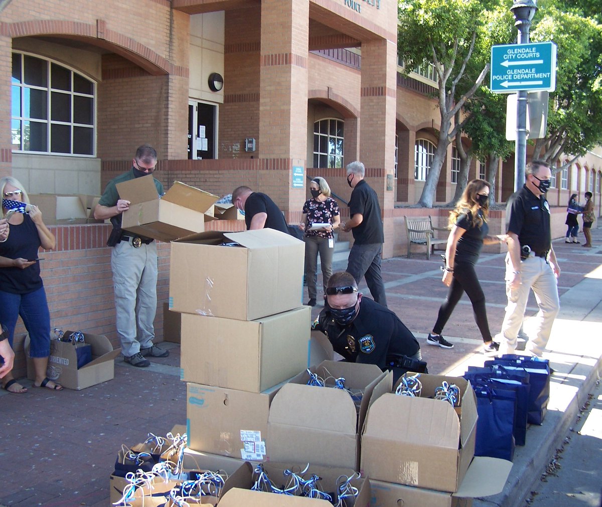GlendaleAZPD's tweet photo. We appreciate the support of "Thank You AZ Blue" who delivered 550 PD appreciation bags filled with all sorts of goodies including a handwritten card expressing their support and a hat from #fxtactical for police in each bag. The K-9 Unit received special K-9 bags.#ThankYouAZBlue https://t.co/GAqAGORyYX
