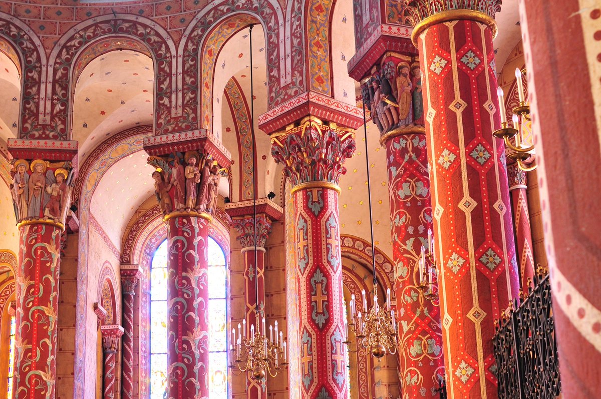 Au XIXe siècle on assumait de repeindre entièrement certaines églises, pour les restaurer selon le goût médiéval (Saint-Austremoine d'Issoire ci-dessous).