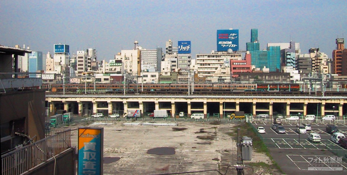 フォト秋葉原 そういえば昔 秋葉原駅前にあったバスケットコート 秋葉原駅前広場 が閉鎖されたのが01年7月31日なので今日で19年でした 駐車場や神田青果市場の解体後の空き地 写真2枚目 もありましたが その後は東京タイムズタワー ダイビル Udx