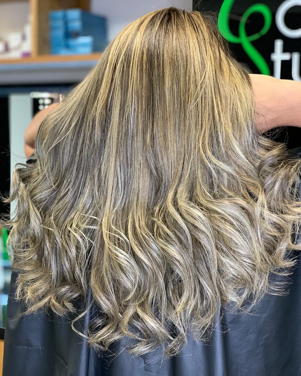 Beiabeauty's tweet photo. PERFECT hair = HAPPY life💚
Una melena de revista por nuestro #BeiaTeam 🤩 Desliza para ver el antes😱👉🏼
-
Mañana te esperamos a partir de las 8:00am. Puedes agendar tu cita a través de nuestro whatsapp. 
-
#beiasantiago #lacasitaverde #beiateam #wedobeauty #bellezasostenibl https://t.co/JFy29tywTe