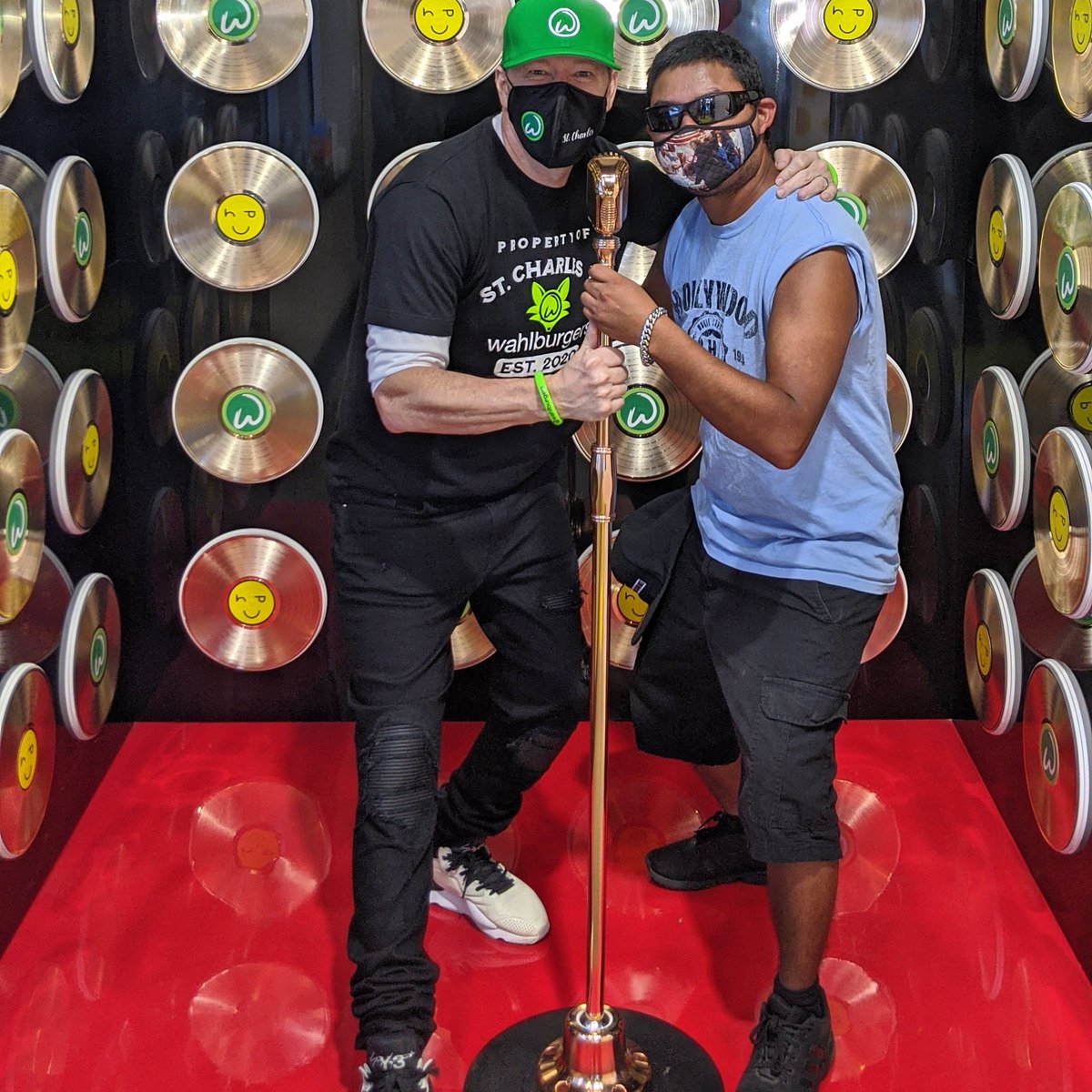 Ajb1chicago's tweet photo. I don't post much on Twitter but this is worth posting. DEFINITELY try out wahlburgers in St Charles il!! I'll be Back this weekend it was THAT GOOD 🔥👌🏾See y'all soon ✌🏾  @DonnieWahlberg @markwahlberg @JennyMcCarthy  #NEW #wahlburgersstcharles #WahlburgersSTC @StCharlesIL https://t.co/SpsmHgFfA0