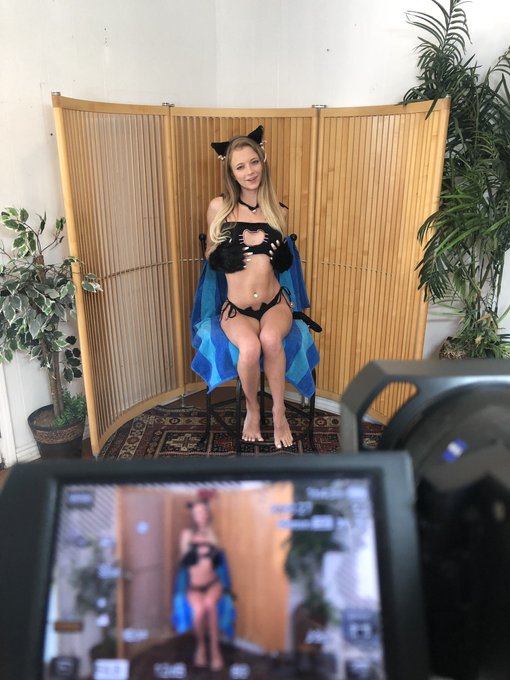 1 pic. Look who came to play...this pretty pussy cat 🐱 #meow 😍 #onset #bts #goodtimes @RileyStarrrr https://t