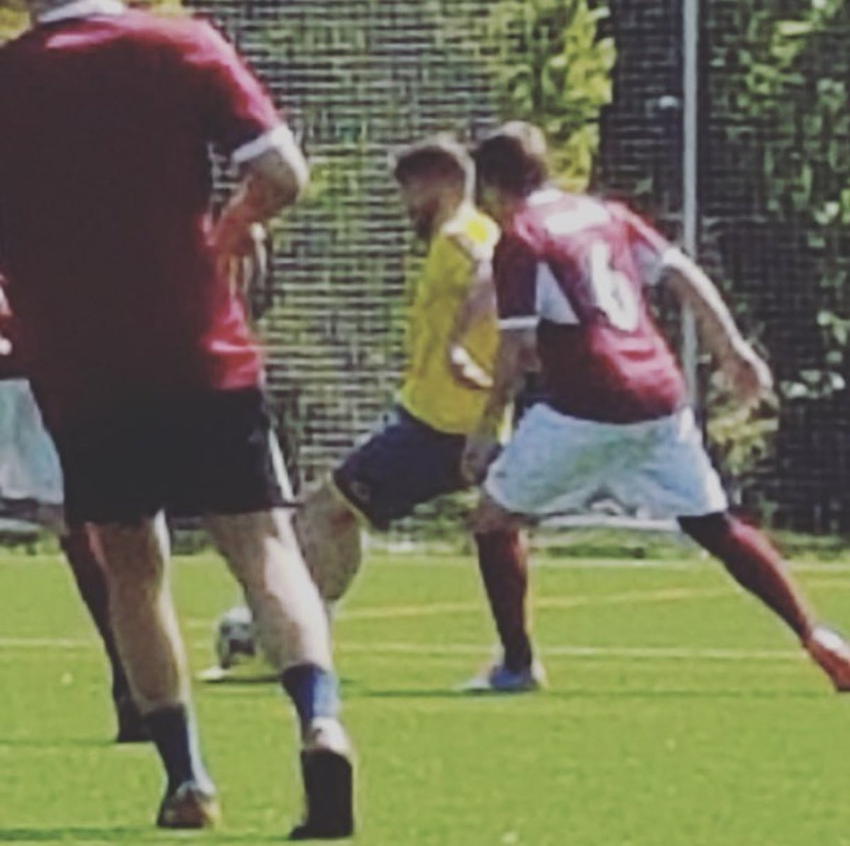 Renovación!
Tenemos enganchado al mayor, a nuestro Ronaldinho, a nuestro extremo izquierdo <a href="/RaulSanju/">Raúl San Julián</a>!
Muchas gracias por aceptar la renovación del club y esperamos poder contar con tus ⭐️⭐️⭐️⭐️⭐️ de regate, tus asistencias y algún que otro gol. #VamosPaFuera