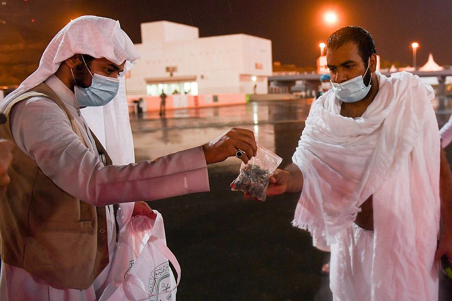 #PICTURES: Ministry of Hajj and Umrah distributes packaged sterilized pebbles to pilgrims for the stoning ritual