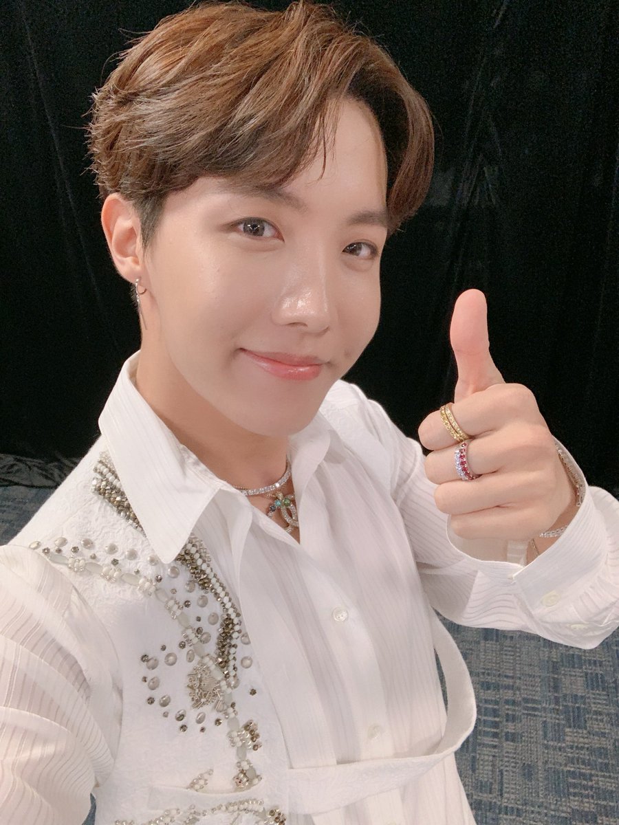 4O4_twt's tweet photo. ¿Qué onda lindos? Les vengo a contar que hoy vine muy feliz al debut de las lindas de @atherismoon para verlas romper ese escenario como lo grosas que son. 🥰
Les mando mil y un buenas vibras, fighting girls!
#ATHERISDBT #MAKEITMOON
#JHOPE_404 https://t.co/rGBy7riiTy