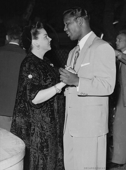 TheJudyRoom's tweet photo. July 30, 1951: While vacationing in France after her successful comeback at the London Palladium and subsequent tour of England and Scotland, Judy was seen out on the town dancing with boxer Sugar Ray Robinson.

#judygarland #sugarrayrobinson #sugarray #palladium #thejudyroom https://t.co/Vv9vq7VgFz