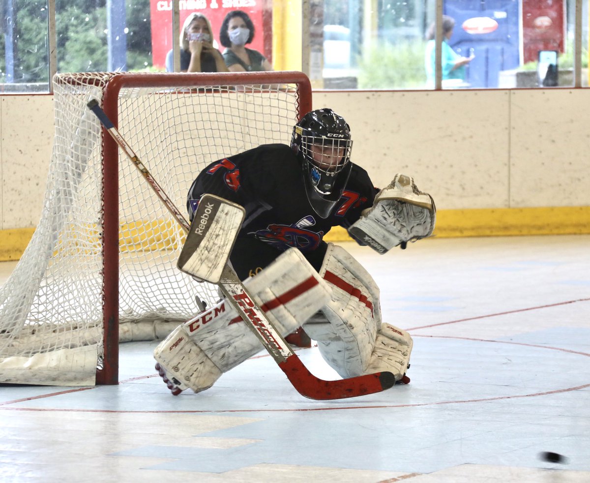 Himes412's tweet photo. After 2 periods here on the island.
#Bridgeville #Vipers 6
#Labeda #Pharoahs 0
#RMU #summer #inline #HockeyTwitter #playoffs https://t.co/fH4O4JdoM8