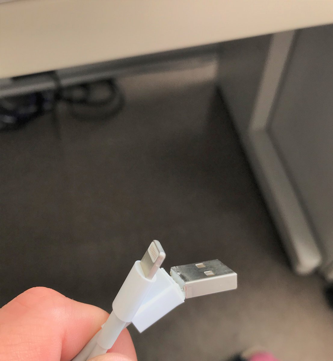 hokuto_unity's tweet image. 今日スーパー忙しい！！
何かぐにゅってなった！！

あーあ・・・・・（やま）

#iphoneケーブル