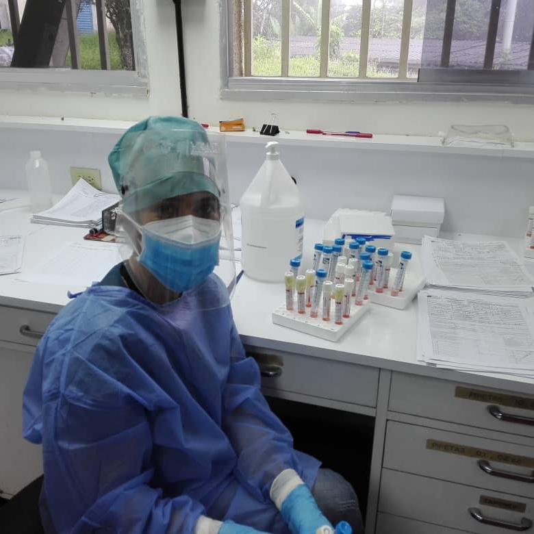 Mincyt_VE's tweet photo. ¿La conoces? 
Estalina Báez es Dr.ª en Microbiología.
 
Esta investigadora caraqueña, a partir de esta semana, forma parte del equipo del Minist.º de Ciencia que realiza diagnóstico de SARS-CoV-2, en el Laboratorio de Virología Molecular del IVIC.
 
💙 #GraciasPuebloHeroico https://t.co/m0rBsrvPT4