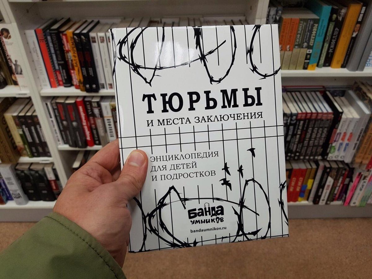 vilitary's tweet image. На книжных полках Владивостока найдено прекрасное!

Как пелось в одной песне, "но одежды латали нам матеpи в сpок, мы же книги глотали, пьянея от стpок".

Мира и процветания Библиотеке нашей Общей, процветания Ходу Читательскому, всем чтецам фарту и Золотых ворот Озона.