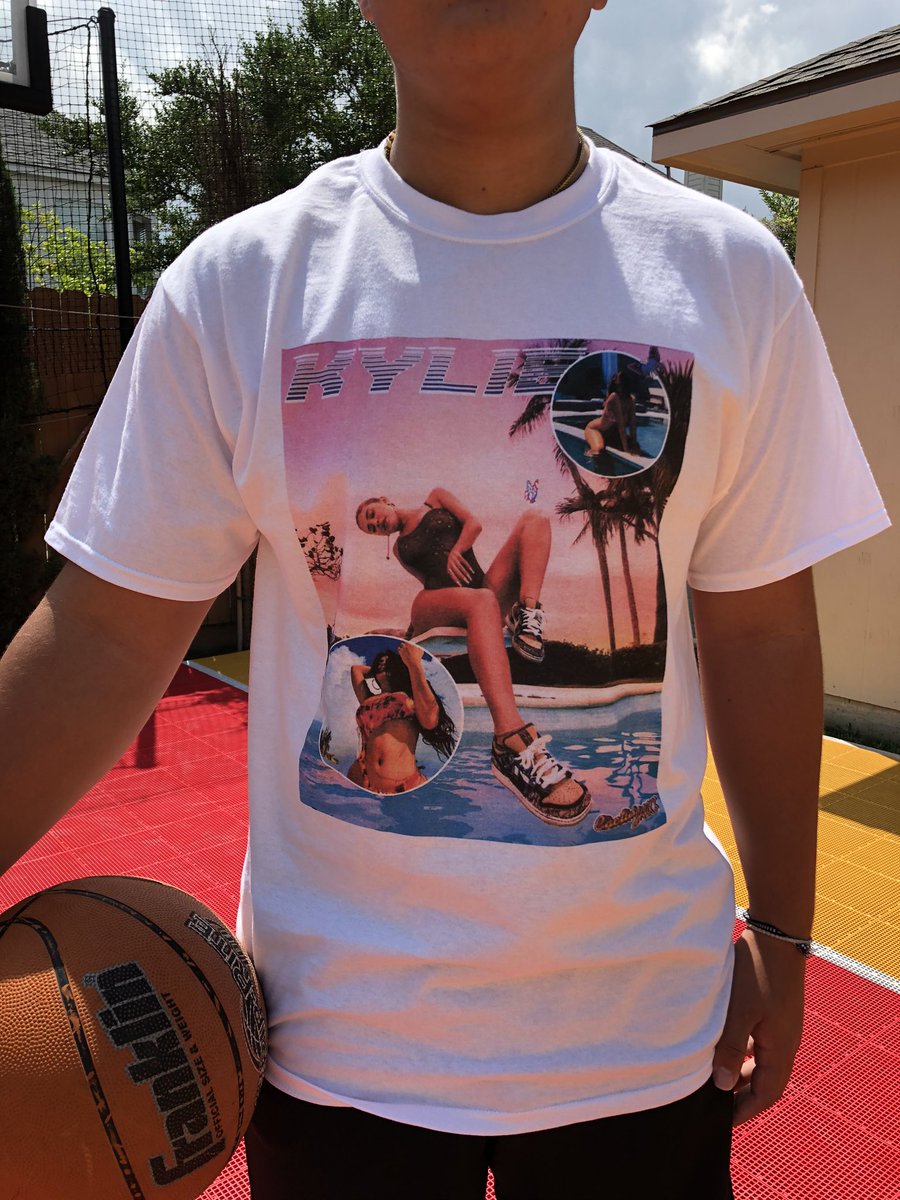 customsbyali's tweet photo. kylie graphic tee - $30
check out my instagram @ customsbyali for more ! https://t.co/uoRYuGlgFe