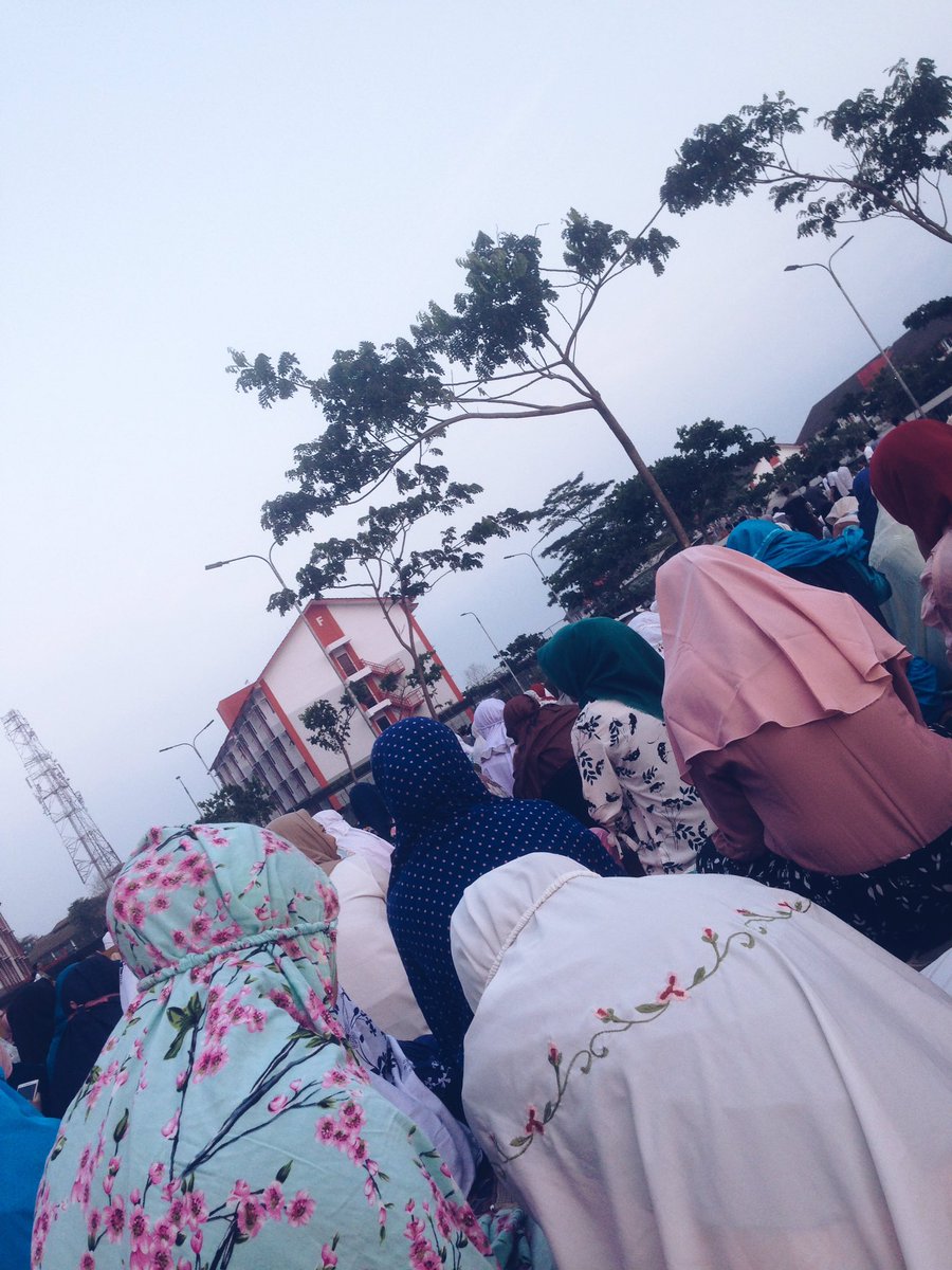 stelah beberapa tahun tinggal dibandung baru ini ngerasain idul adha dirumah lagi hehe biasanya idul adha jadi anak kosan dan jam segini udah buru buru mau ke GKU buat sholat sama temen, kgn bandung banget hehe