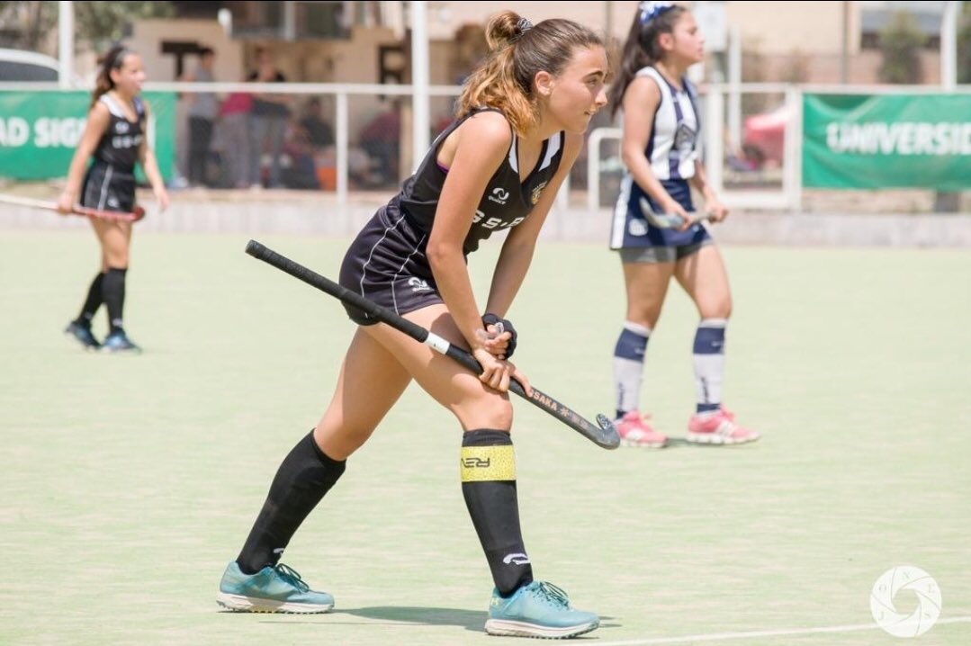 Justina Bossa, ejemplo de esfuerzo educativo y deportivo!
Juega al hockey en nuestro Club, es capitana y además logró la mejor nota del mundo en un examen de la Universidad de Cambridge.
