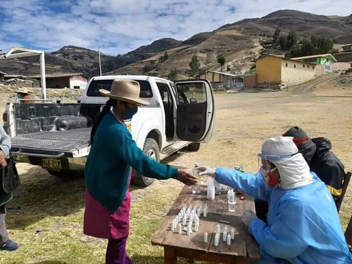 APRA_Oficial's tweet photo. Nuestros compañeros de #Julcan sumando esfuerzos para repartir ivermectina en los caseríos de su provincia, en coordinación con los dirigentes de las comunidades, nuestros dirigentes provinciales y nuestros médicos, siguiendo con mucho cuidado los protocolos.
#SiempreConElPueblo https://t.co/8OjbNeellZ