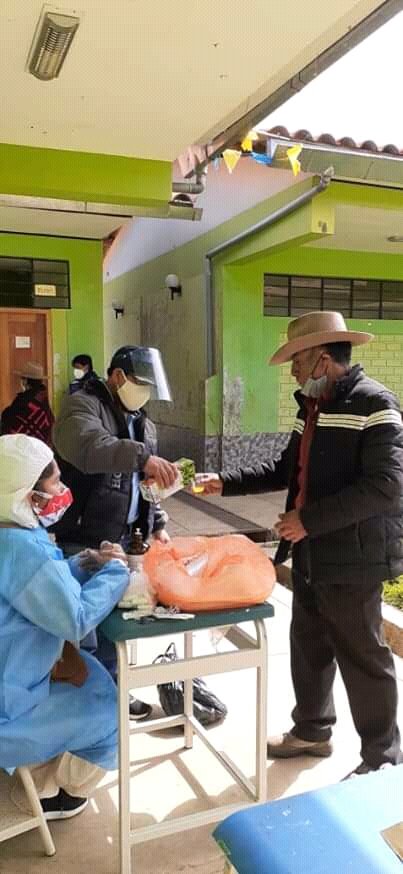 APRA_Oficial's tweet photo. Nuestros compañeros de #Julcan sumando esfuerzos para repartir ivermectina en los caseríos de su provincia, en coordinación con los dirigentes de las comunidades, nuestros dirigentes provinciales y nuestros médicos, siguiendo con mucho cuidado los protocolos.
#SiempreConElPueblo https://t.co/8OjbNeellZ