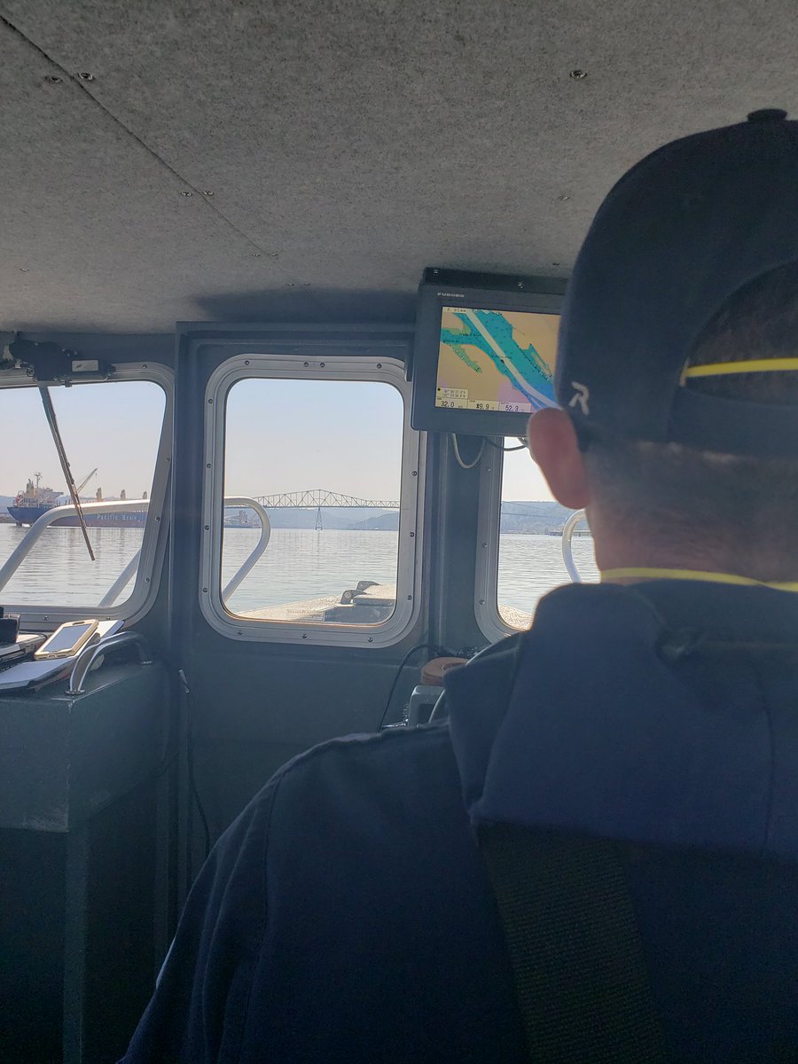 ORStatePolice's tweet photo. Important message from the #OSPfamily ❤️ to Troopers assigned to assist in PDX.
“We may not be standing alongside you today, but we are behind you 100%. Put your minds at easy about your communities & the rest of #Oregon, we are here.”
#OSPsupportingPDX https://t.co/eF4ZkffJw9