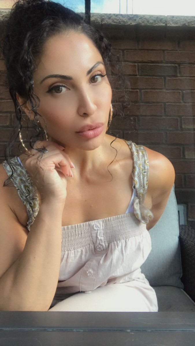UTheKnockOut's tweet photo. Happy Thursday, folks. Outside at the moment. Beautiful summer evening. Serene. Quiet - I only hear crickets and the rustling leaves. ๐๐๐I live for moments like these. Stay safe - be well. #summernights #enjoythesilence #instantescape #ursulastolf https://t.co/liZeD1Z6JJ