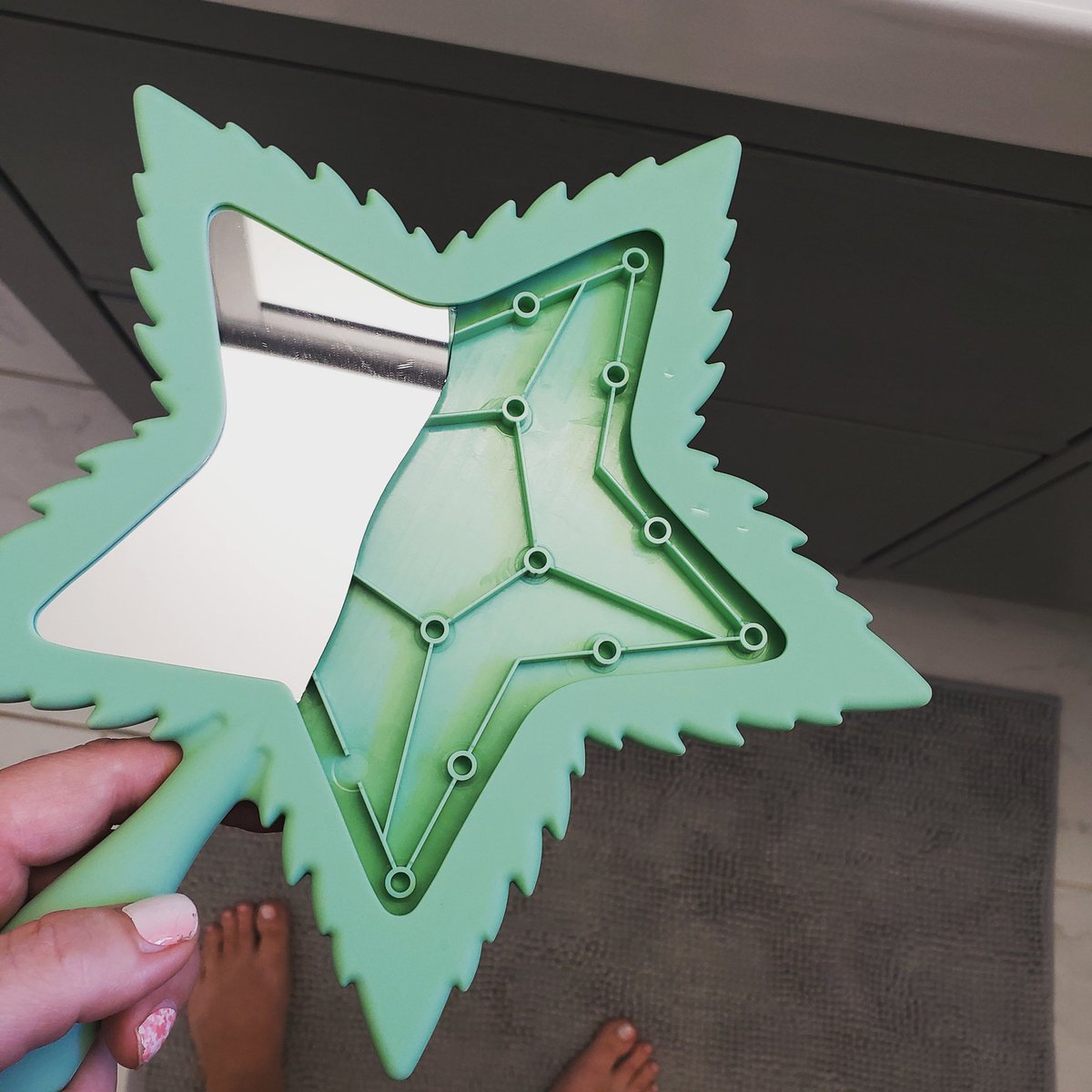 KaylaNeedsANap's tweet photo. @JeffreeStar I had to sacrifice my most beloved mirror, but I think I may have finally broken the 2020 curse! 🙃 That's what I'm telling myself so I don't cry at least. #guessimbuyinganewone #2020curse #jeffreestarcosmetics #420edition #SadDay https://t.co/hzw5Kn6ZjO