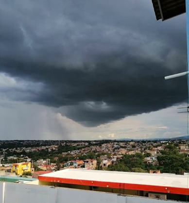 Trafico_ZMG's tweet photo. Así se ve la lluvia de esta tarde desde la colonia Villas de Guadalupe, en Zapopan #LluviaZMG 🌩️ ⛈️ https://t.co/AlZ4UaoI4e