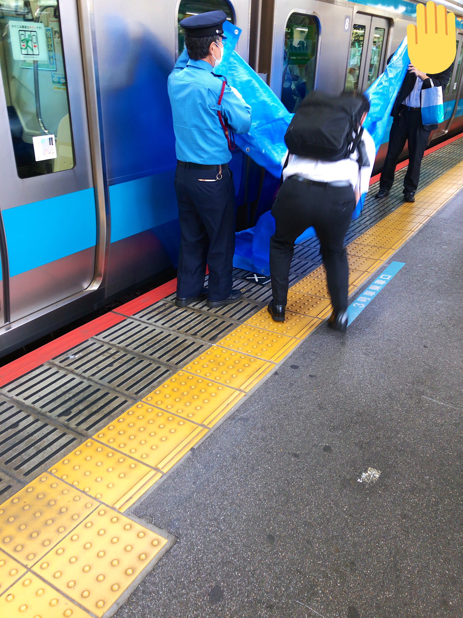 京浜東北線の日暮里駅の人身事故で救護活動している画像