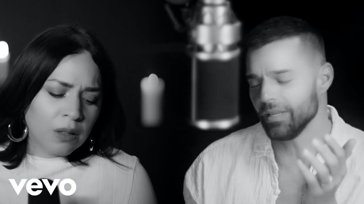SonyMusicLatin's tweet photo. Si no andamos mucho por aquí es porque hemos estado viendo sin parar el #RecuerdoVideo, de @Ricky_Martin y @CarlaMorrisonMx 🤭🤭 https://t.co/TtuzrocdWX https://t.co/jw7Q1Q46qR