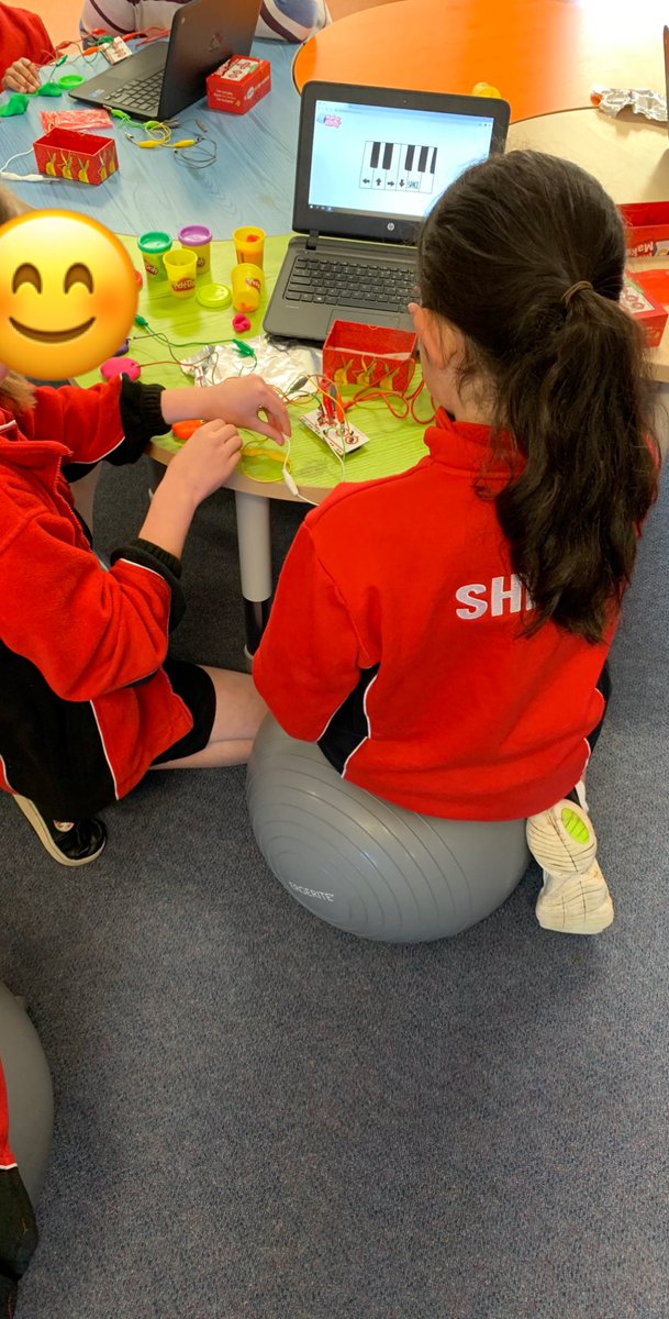 Mal1oryButcher's tweet photo. Makey makey fun @Sthelenspark_ps Thanks @JasonKnobel ! https://t.co/mxaMKZ5O1E