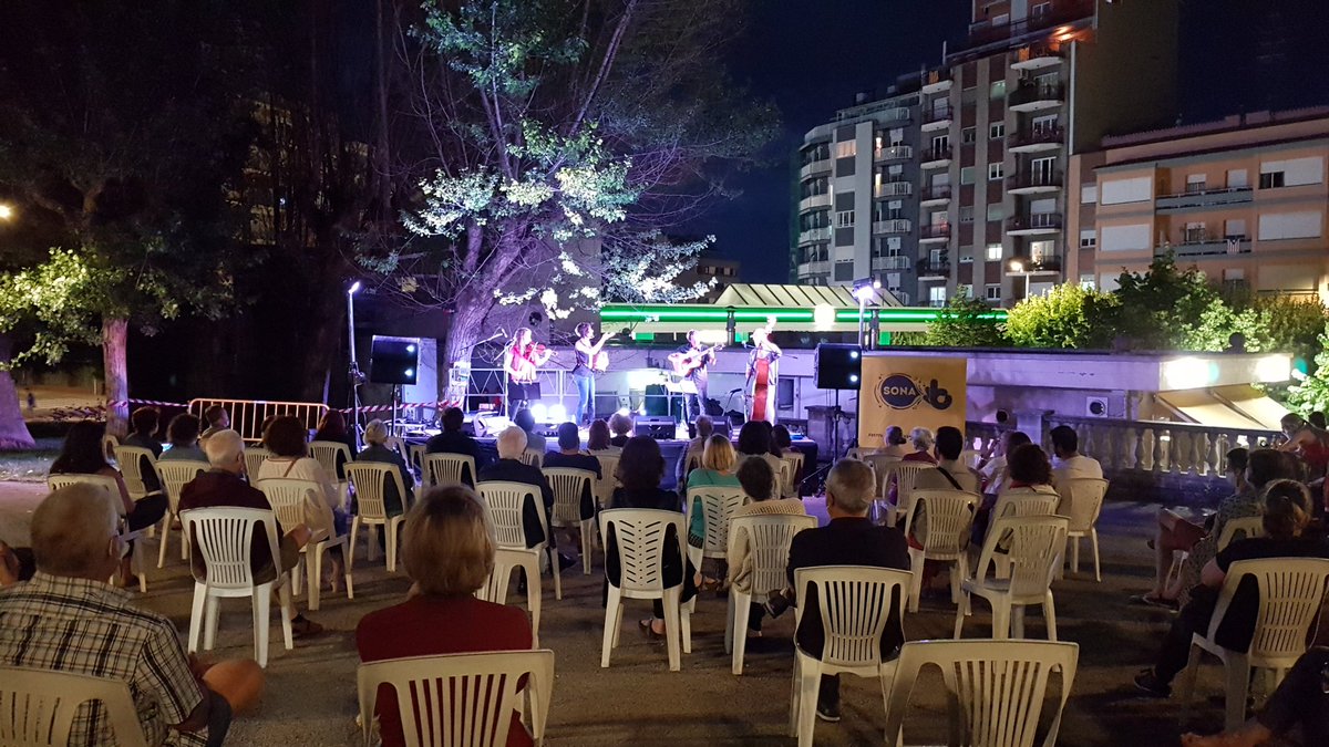 AleixSerraUro's tweet photo. 5 concerts en 5 espais de #Berga al llarg d'aquest juliol estrany han demostrat que no calia ni convenia renunciar a la música en directe. Impecable organització de @s_sarasi i @roservl i gran resposta de la gent. Llarga vida al #SonaB!
📷 de @AjuntamentBerga https://t.co/BclmYwfyEe