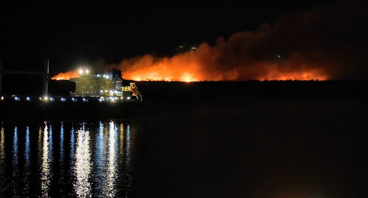 Uživatel Con La Gente na Twitteru: „🔴 ¡BASTA DE FUEGO Y HUMO EN LAS ISLAS! Las imágenes de esta noche son más que elocuentes: otra vez las llamas, otra vez el insoportable