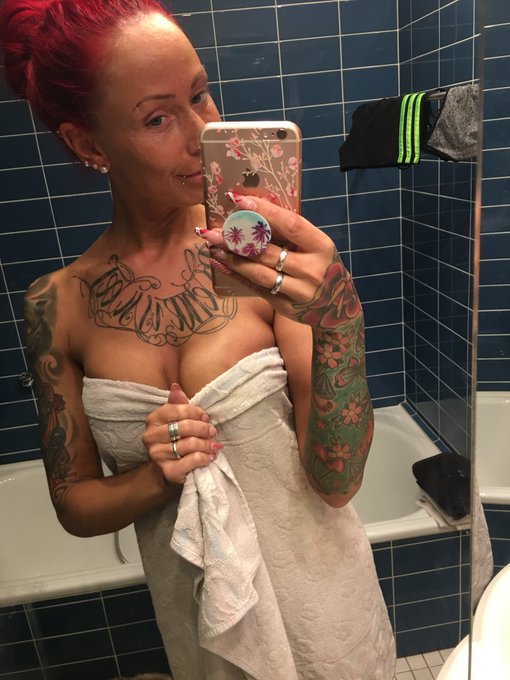 Einen wunderbaren Wochenstart w&uuml;nsche ich dir 🤗❤ Lust auf ein bissel was hei&szlig;es? 😁 https://t.co/7PRTxXpd8Q