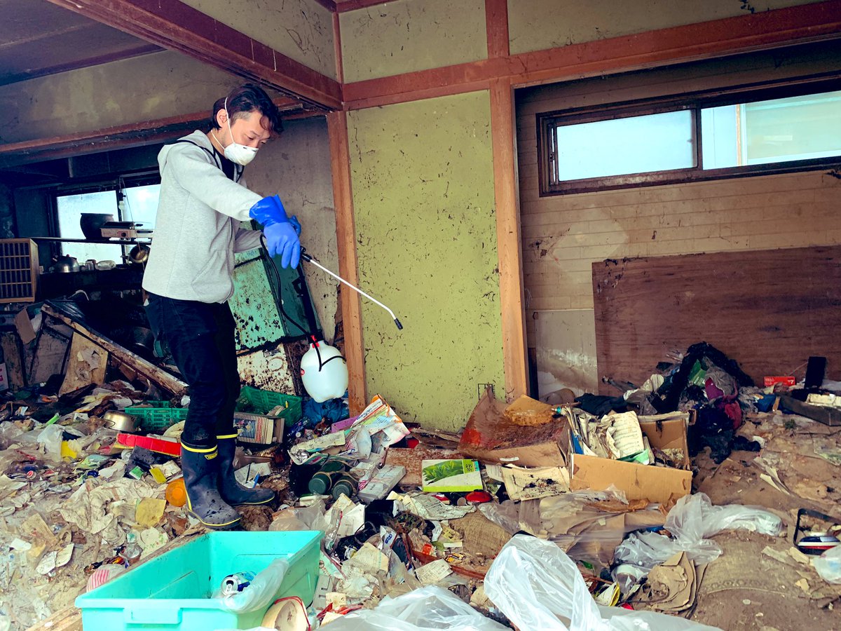 エリック ゆるニート大家 本日はゴミ屋敷討伐5日目です 寝ても体力回復もメンタル回復もしません あれ わたしニートなのになんでこんなに働いてるんだろ ゴミ屋敷は本当につらいです T Co Nfaqjc4kgh Twitter